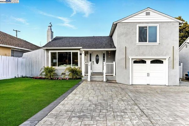 Attached, Exterior, Facade, Cape Cod