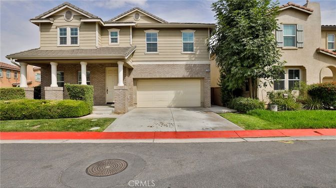 Attached, Exterior, Facade, American Craftsman