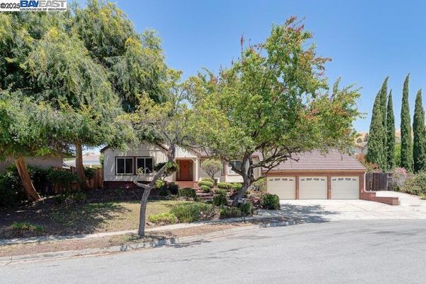 Attached, Exterior, Facade, Ranch