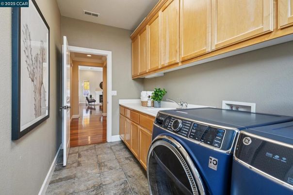 Interior, Recessed Lighting, Washer, Wood Texture Flooring