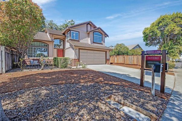 Attached, Backyard, Exterior, Facade, Queen Anne Victorian