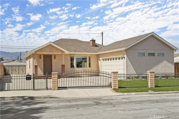 Attached, Exterior, Facade, Ranch