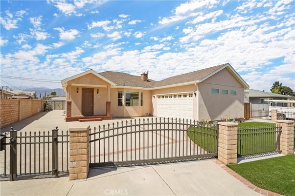 Attached, Exterior, Facade, Ranch