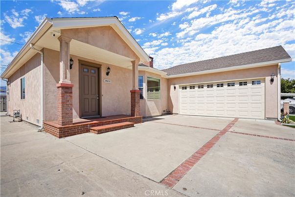 Attached, Exterior, Facade, American Craftsman