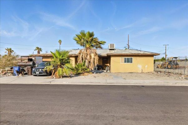 Exterior, Facade, Ranch