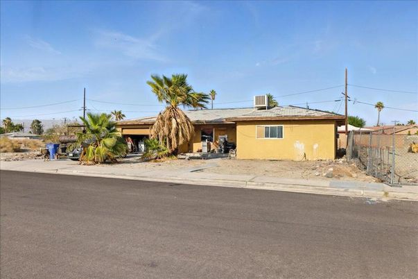 Exterior, Facade, Ranch