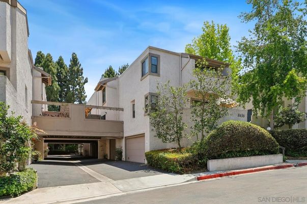Attached, Exterior, Facade, Modern