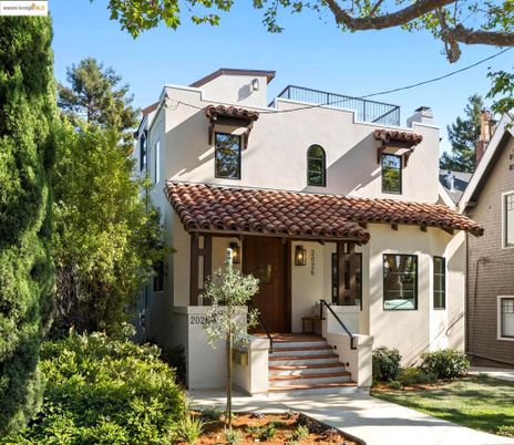 Exterior, Facade, Spanish Mediterranean