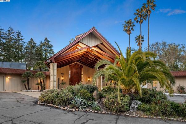 Exterior, Facade, Log Home