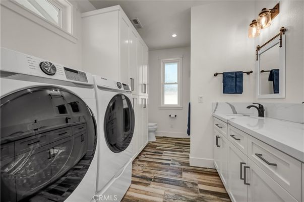 Interior, Recessed Lighting, Washer, Wood Texture Flooring