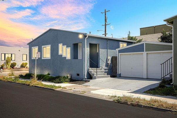 Attached, Exterior, Facade, Modern