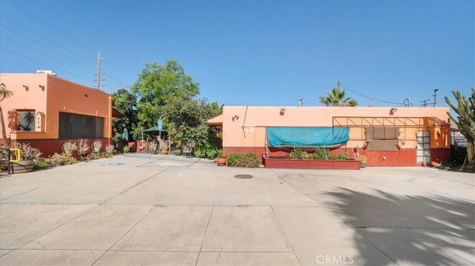 Backyard, Exterior, Facade, Modern