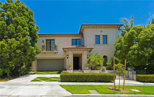 Attached, Exterior, Facade, Mediterranean