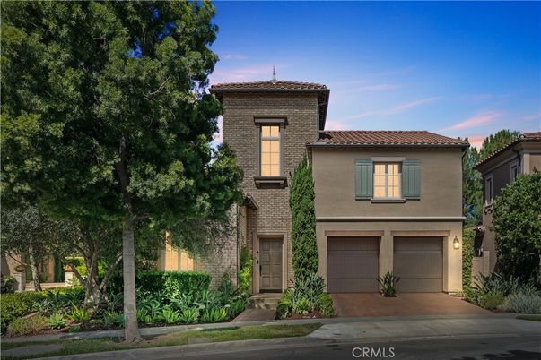 Attached, Exterior, Facade, Mediterranean