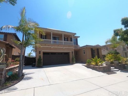 Attached, Exterior, Facade, Mediterranean
