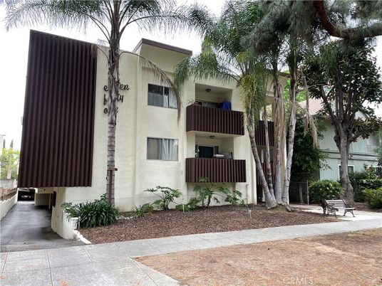 Exterior, Facade, Modern
