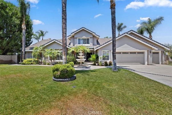 Attached, Exterior, Facade, Ranch