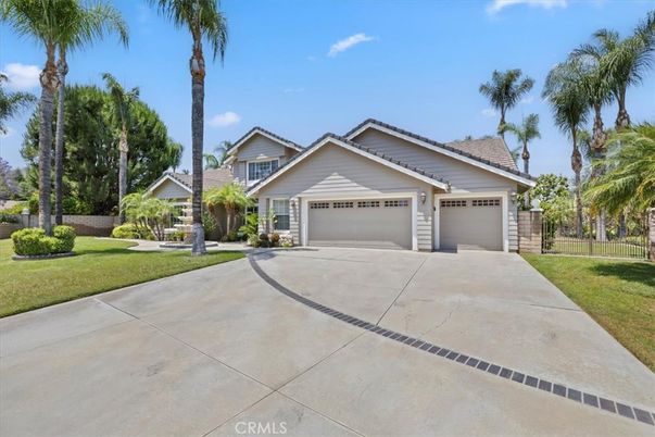Attached, Exterior, Facade, Ranch