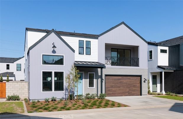 Attached, Exterior, Facade, Farmhouse