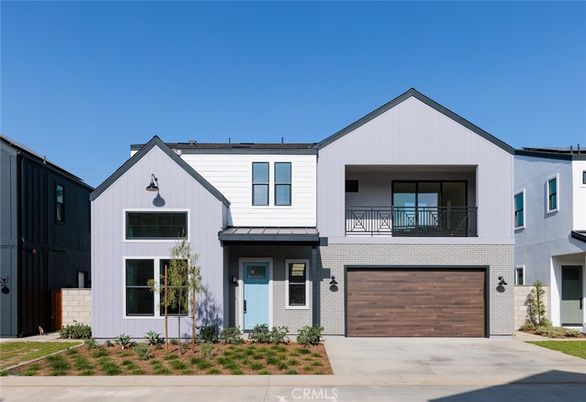 Attached, Exterior, Facade, Farmhouse