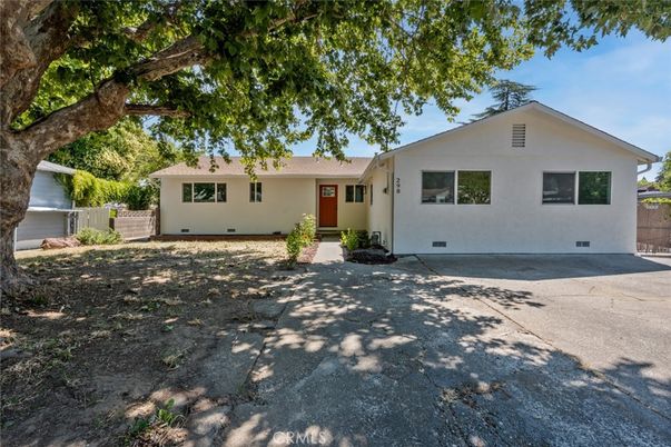 Exterior, Facade, Ranch
