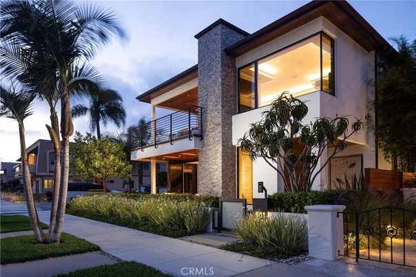 Exterior, Facade, Modern