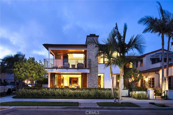 Exterior, Facade, Modern
