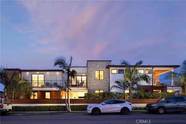 Exterior, Facade, Modern