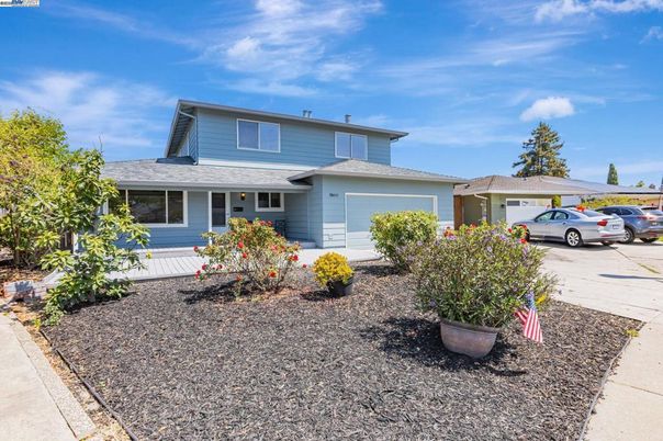 Attached, Exterior, Facade, American Craftsman