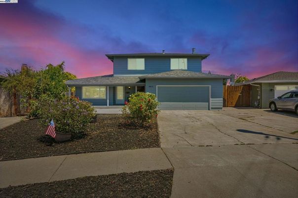 Attached, Exterior, Facade, American Craftsman
