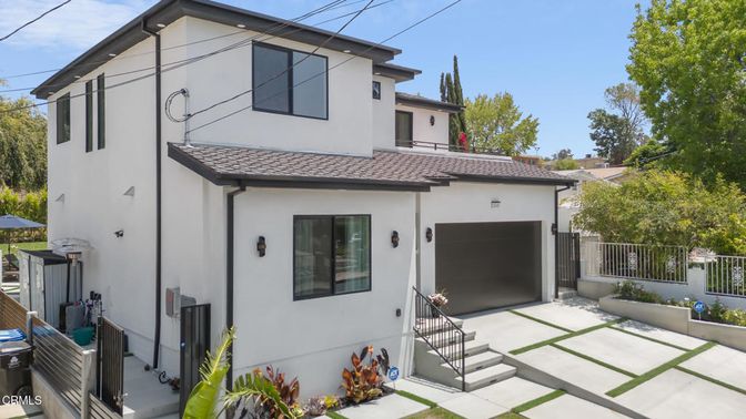Attached, Exterior, Facade, Modern