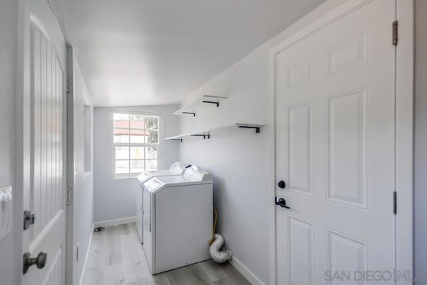 Interior, Washer, Wood Texture Flooring