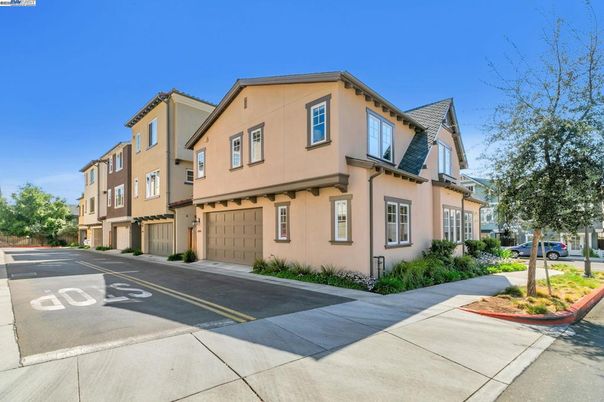 Attached, Exterior, Facade, Rowhouse