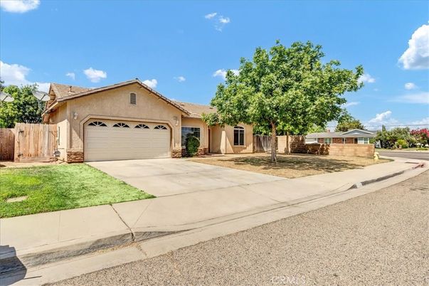 Attached, Exterior, Facade, Ranch
