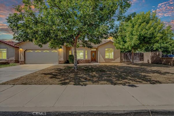 Attached, Exterior, Facade, Ranch