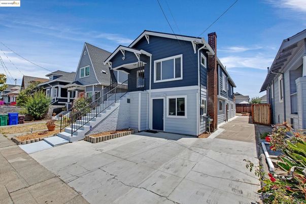 Exterior, Facade, Queen Anne Victorian