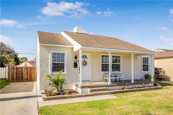 Exterior, Facade, Ranch