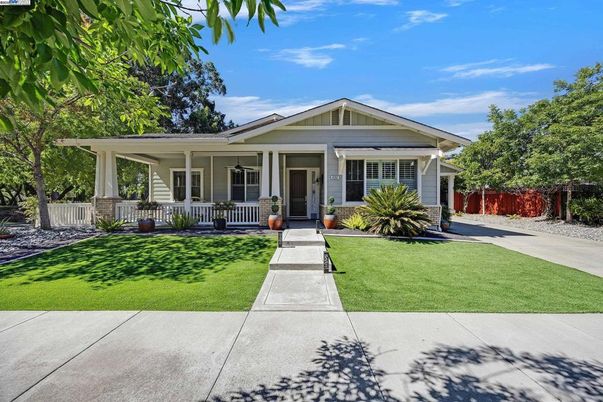 Exterior, Facade, American Craftsman