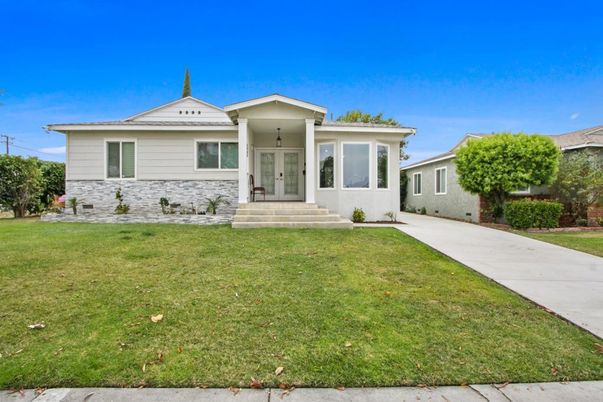 Backyard, Exterior, Facade, Ranch