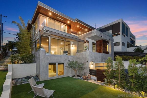 Backyard, Exterior, Facade, Modern