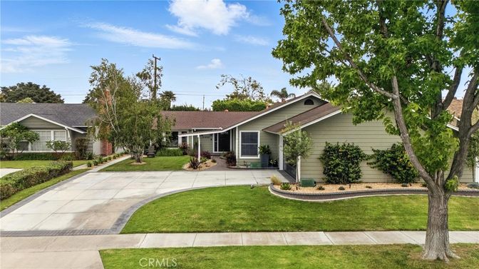 Backyard, Exterior, Facade, Ranch