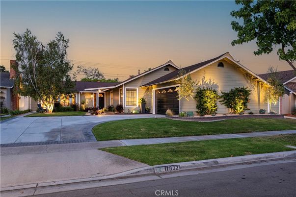 Attached, Exterior, Facade, Ranch