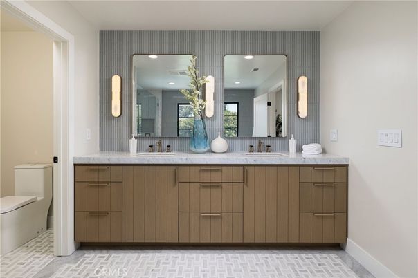 Bathroom, Dual Sink Vanities, Interior, Recessed Lighting