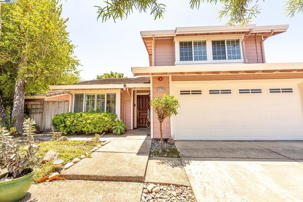 Attached, Exterior, Facade, Ranch