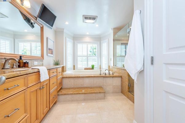 Bathroom, Dual Sink Vanities, Interior, Recessed Lighting