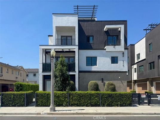 Exterior, Facade, Modern