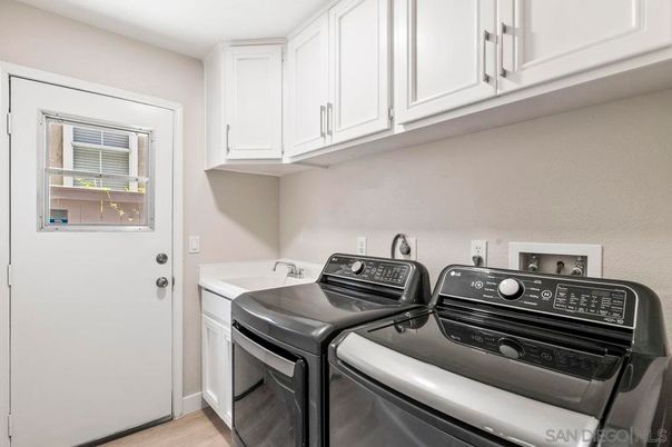 Interior, Washer, Wood Texture Flooring
