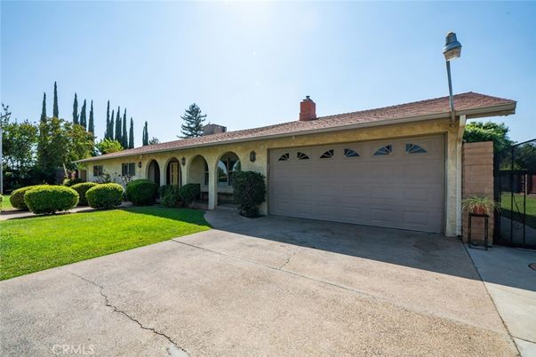 Attached, Exterior, Facade, Ranch
