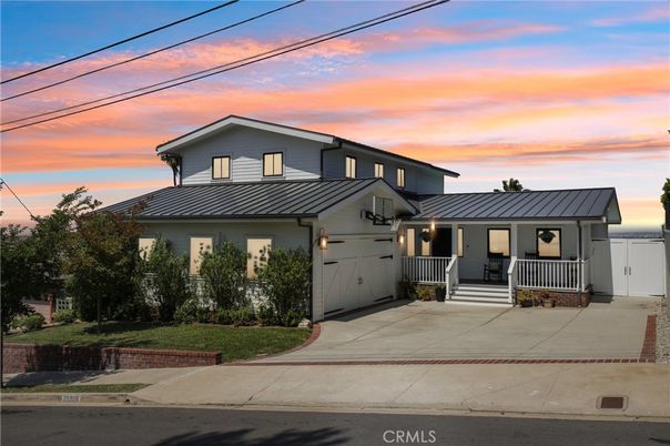 Attached, Exterior, Facade, American Craftsman