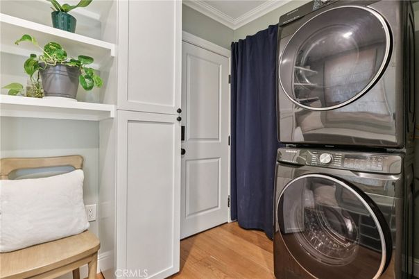 Interior, Utility Closets, Washer, Wood Texture Flooring